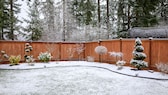 Liegt Schnee auf dem Rasen, sollte man diesen besser nicht betreten