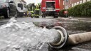 Bei Hochwasser pumpen Hausbesitzer am besten ihre Keller eigenst&auml;ndig aus. Die Feuerwehr muss sich meist zuerst um gr&ouml;&szlig;ere Eins&auml;tze k&uuml;mmern.