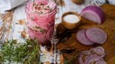 Mit nur wenigen Zutaten kann man schnell und einfach eingelegte Zwiebeln selbst machen
