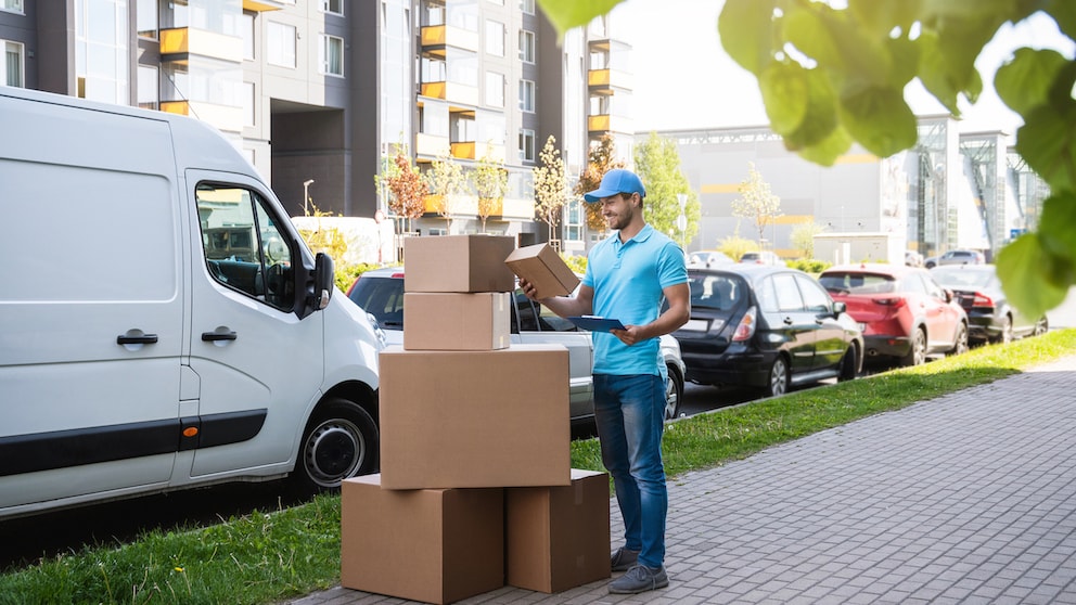 Möbel lassen sich bequem online bestellen und nach Hause liefern. Doch wer bei der Bestellung nicht aufpasst, muss sie mitunter selbst durch das Treppenhaus wuchten.