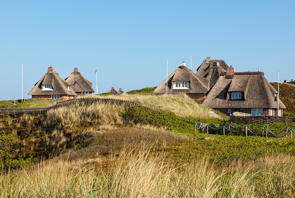 Häuser mit Walmdächern an der Nordseeküste