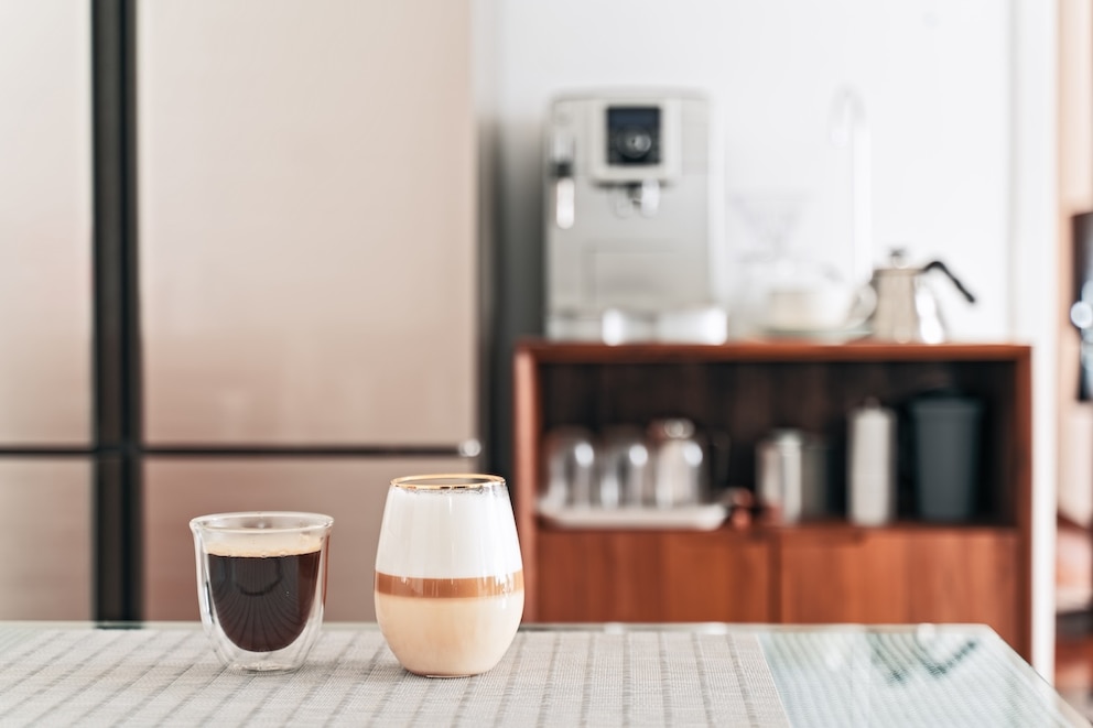 Zwei verschiedene Kaffeegetränke in der Küche