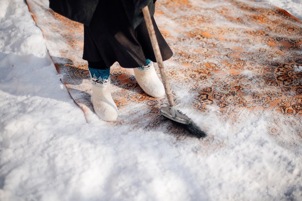 Teppich mit Schnee reinigen: So funktioniert die uralte Methode