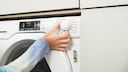 Einige Waschmaschinen haben ein spezielles Handwaschprogramm. Doch auch hier kommt es hinterher auf die richtige Behandlung an. Leinen und Viskose etwa sollte man am besten tropfnass aufhängen.