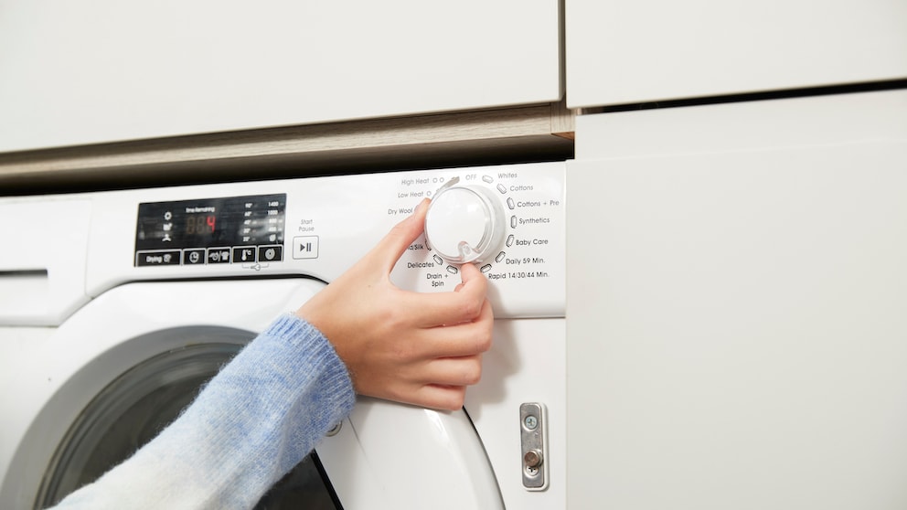 Einige Waschmaschinen haben ein spezielles Handwaschprogramm. Doch auch hier kommt es hinterher auf die richtige Behandlung an. Leinen und Viskose etwa sollte man am besten tropfnass aufhängen.