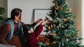 Wer den Weihnachtsbaum besonders früh kauft, sollte ihn am besten drinnen lagern oder bereits aufstellen