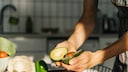 Einmal aufgeschnitten f&auml;rbt sich das Fleisch von Avocados schnell braun