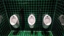 Eine spezielle Art von Urinal kann Forschern zufolge Spritzer beim Stehpinkeln weitgehend verhindern