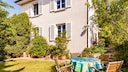 Wird das Einfamilienhaus in ein Zweifamilienhaus umgebaut, braucht man eine Baugenehmigung. In vielen Fällen muss man einen Antrag auf Nutzungsänderung stellen.