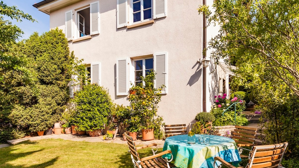 Wird das Einfamilienhaus in ein Zweifamilienhaus umgebaut, braucht man eine Baugenehmigung. In vielen Fällen muss man einen Antrag auf Nutzungsänderung stellen. 