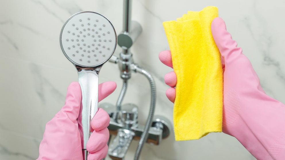 Beim Reinigen des Duschkopfs greifen viele auf Hausmittel zurück – von einem sollte man jedoch besser die Finger lassen