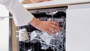 Manches Geschirr scheint zu groß für die Maschine und wird deshalb mit der Hand gewaschen