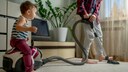 Beim Reinigen eines Teppichbodens reicht es manchmal nicht aus, nur zu saugen