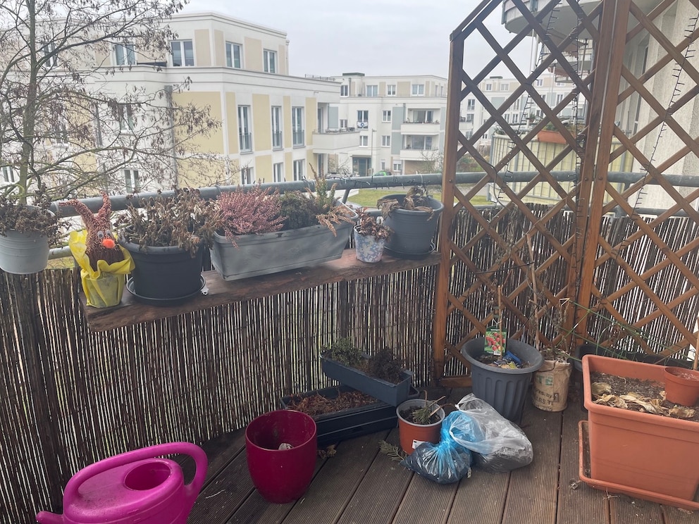 Ein Balkon, der über den Winter vernachlässigt wurde, sieht nicht wirklich ansprechend aus