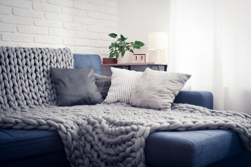 Blaues Sofa im Wohnzimmer