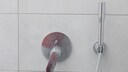 Wasserflecken in der Dusche sind nicht nur kein schöner Anblick – sie sind auch ein willkommener Spielplatz für Bakterien und Keime
