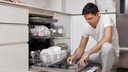 Spülmaschinen sollten nur mit Tabs oder Pulver befüllt werden, welches dafür geeignet ist