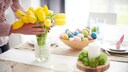 Auf einer festlichen Ostertafel dürfen passende Blumen nicht fehlen