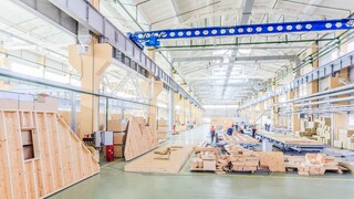 Bei einer seriellen Sanierung werden die vorgefertigten Module wie Wände, Dachkonstruktionen, Fenster, Türen im Werk hergestellt.