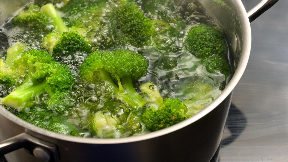 Zu lange sollte man Brokkoli nicht kochen, damit die wertvollen Vitamine nicht verloren gehen