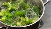 Zu lange sollte man Brokkoli nicht kochen, damit die wertvollen Vitamine nicht verloren gehen