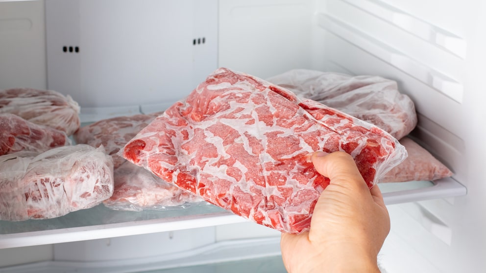 Wenn man gefrorenes Fleisch schneller auftauen möchte, sollte man vorsichtig sein. Aber ein Trick kann dabei helfen