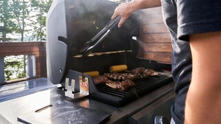 Gasgrill mit Fleisch und Mais