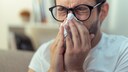Mann mit Allergie