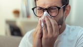 Mann mit Allergie