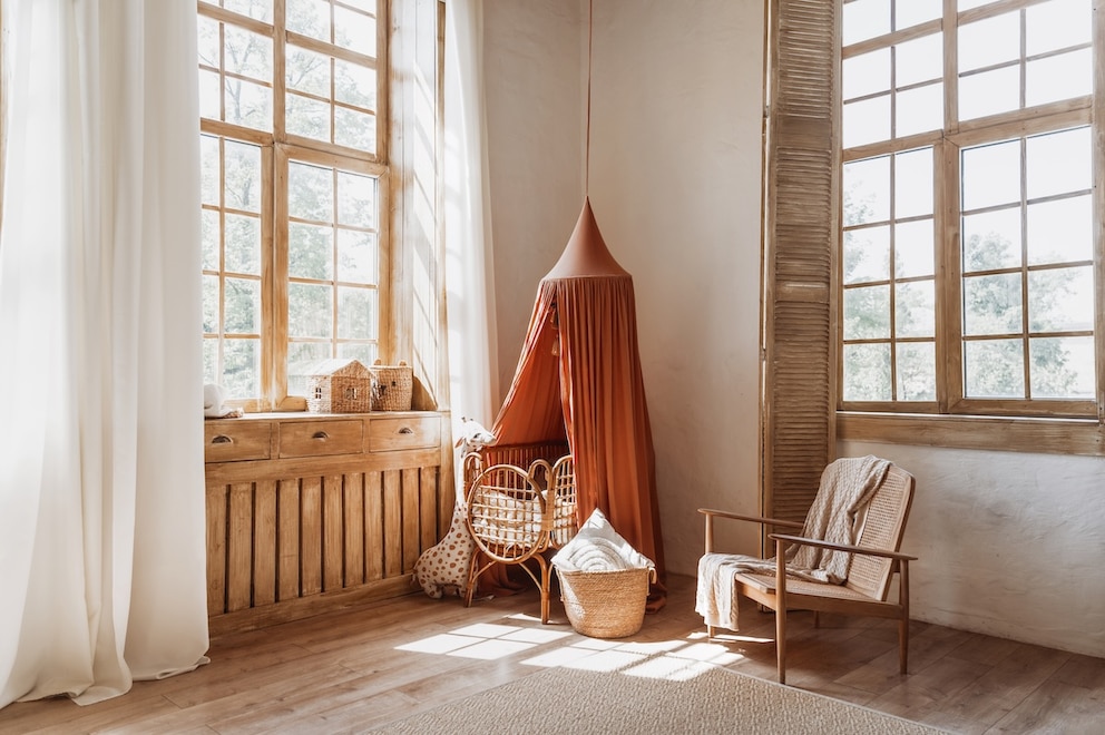 Babybett mit Baldachin im Kinderzimmer