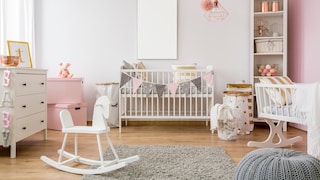 Kinderzimmer mit weißen Möbeln und rosafarbenen Elementen