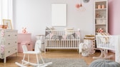 Kinderzimmer mit weißen Möbeln und rosafarbenen Elementen