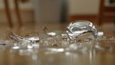 Fällt ein Glas auf den Boden, fliegen kleinste Splitter mitunter durch den ganzen Raum