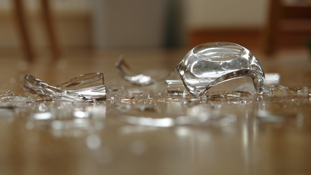 Fällt ein Glas auf den Boden, fliegen kleinste Splitter mitunter durch den ganzen Raum