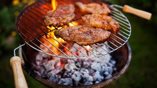 Fleisch auf einem Grillrost von einem Holzkohlegrill