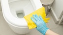 Einige Hausmittel können vergilbte Toilettensitze wieder zum Strahlen bringen