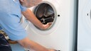 Pumpt die Waschmaschine nicht mehr richtig ab, lohnt es sich oft, das Flusensieb zu kontrollieren