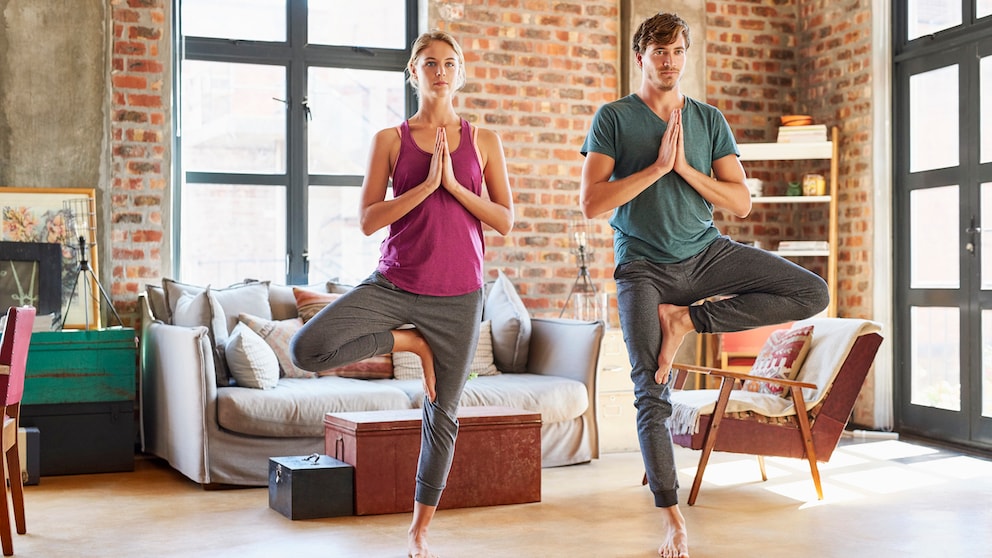 Yoga praktiziert man am besten in einem Raum ohne viele Ablenkungen