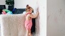 Werden Kinder an der Zimmerwand kreativ, können die folgenden Mittel dabei helfen, Filzstift und andere Permanentmarker zu entfernen