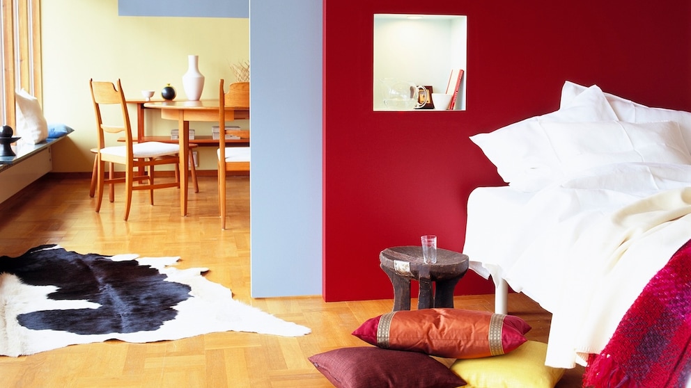 Schlafzimmer mit roten Wänden