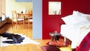Schlafzimmer mit roten Wänden