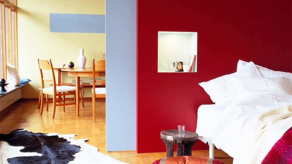 Schlafzimmer mit roten Wänden
