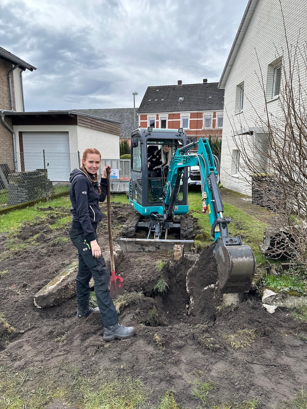 Sandra Hunke mit einem Mini-Bagger im Garten