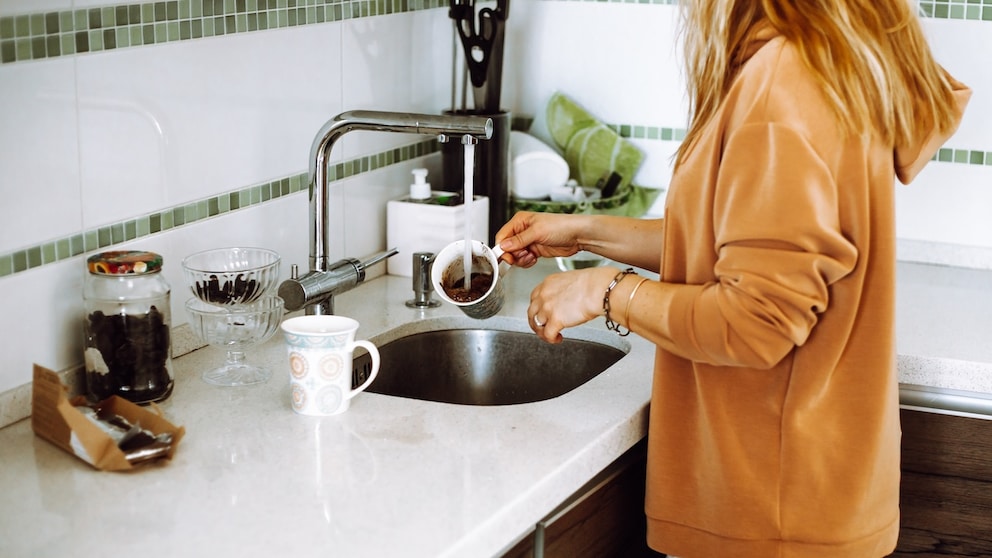 Gelangt ein kleiner Teil Kaffeesatz beim Abwaschen in den Abfluss, ist das in der Regel kein Grund zur Sorge