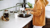 Gelangt ein kleiner Teil Kaffeesatz beim Abwaschen in den Abfluss, ist das in der Regel kein Grund zur Sorge