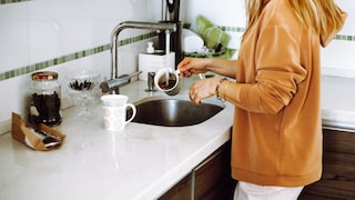 Gelangt ein kleiner Teil Kaffeesatz beim Abwaschen in den Abfluss, ist das in der Regel kein Grund zur Sorge