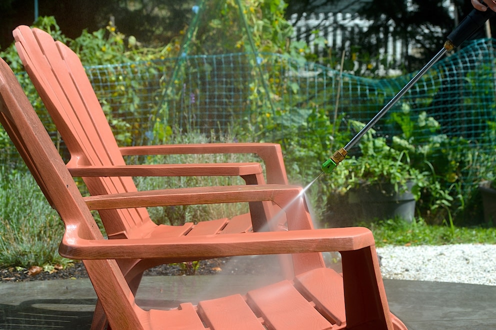 Blütenstaub einfach von Balkon und Terrassenmöbeln entfernen