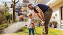 Im Juni sollte man bei der Bewässerung des Rasens einiges beachten