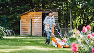 Gartenarbeit am Sonntag? Beim Rasenmähen sollte man Uhrzeit und Lärmpegel beachten – erst recht mit einem Benzinrasenmäher! Wer keine Rücksicht auf die Nachbarn nimmt, riskiert eine Strafe