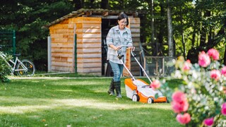 Gartenarbeit am Sonntag? Beim Rasenmähen sollte man Uhrzeit und Lärmpegel beachten – erst recht mit einem Benzinrasenmäher! Wer keine Rücksicht auf die Nachbarn nimmt, riskiert eine Strafe